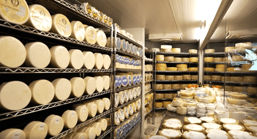 Prateleiras de queijos no armazém Roça Capital, no Mercado Central de BH • CNN Viagem & Gastronomia