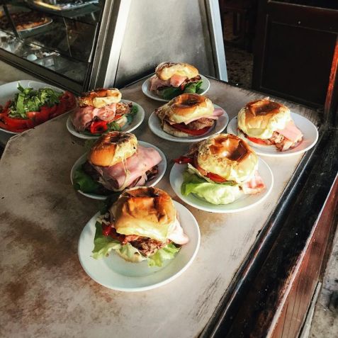 Chivitos do Bar Arocena, em Carrasco • Divulgação/Bar Arocena