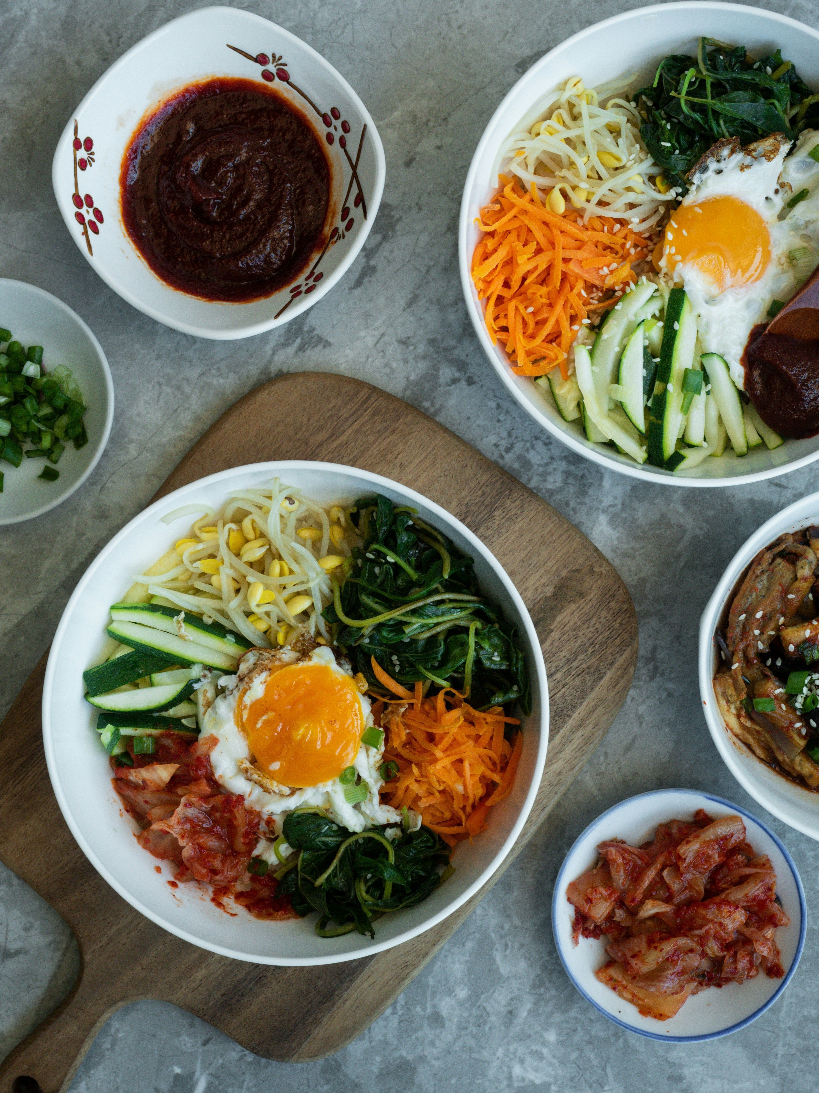 Bibimbap significa "arroz mesclado" e consiste basicamente em arroz branco, vegetais e carne misturados e preparados em uma tigela • Unsplash