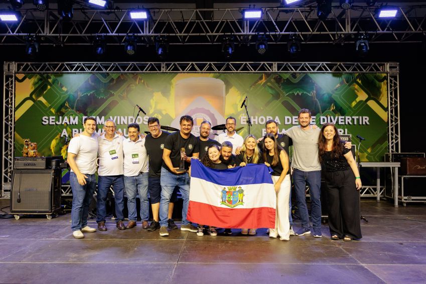Equipe da Big Jack Cervejaria sobe ao palco como a melhor do 13º Concurso Brasileiro de Cervejas • Divulgação
