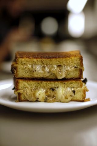 Café Paraíso serve o "Queso y hongos trufados" no pão brioche • Francisco Supervielle