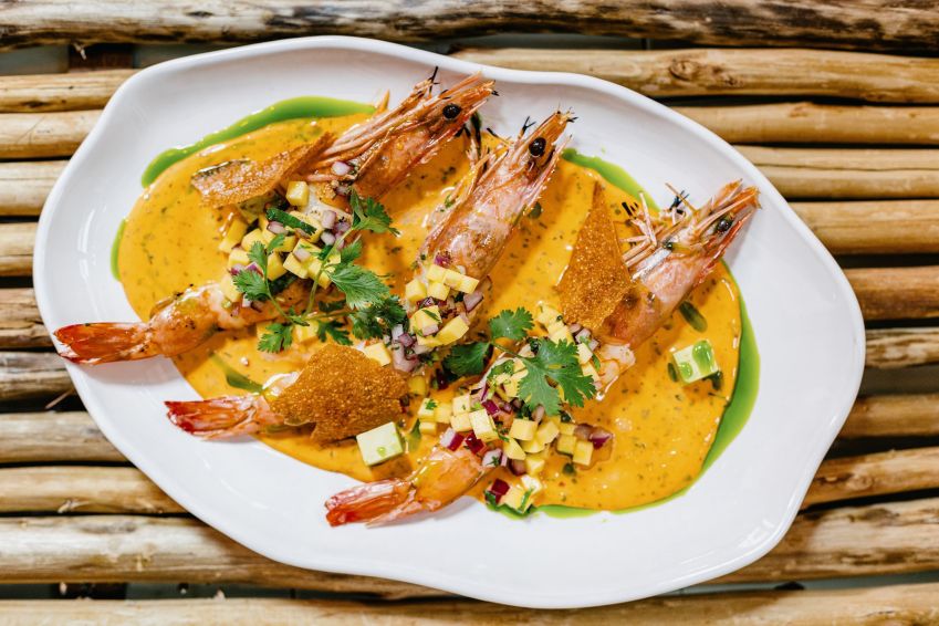 Camarão rosa grelhado com molho de Sriracha e chimichurri, pico de gallo de manga verde e avocado • Thays Bittar