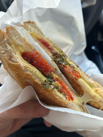 Sanduíche de mortadela com pistache, muçarela e pesto do Club del Pan • Santiago Degaspari