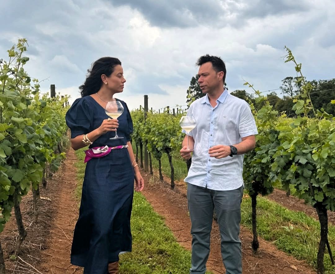 Daniela Filomeno junto de Daniel Geisse, proprietário da vinícola e que continua o legado do pai na região • CNN Viagem & Gastronomia