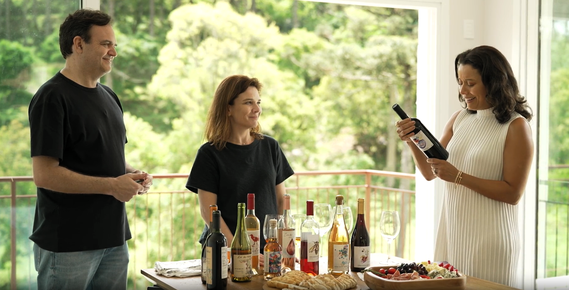 Daniela Filomeno degusta vinhos da Era dos Ventos com os fundadores Luis Zanini e Talise Zanini • CNN Viagem & Gastronomia