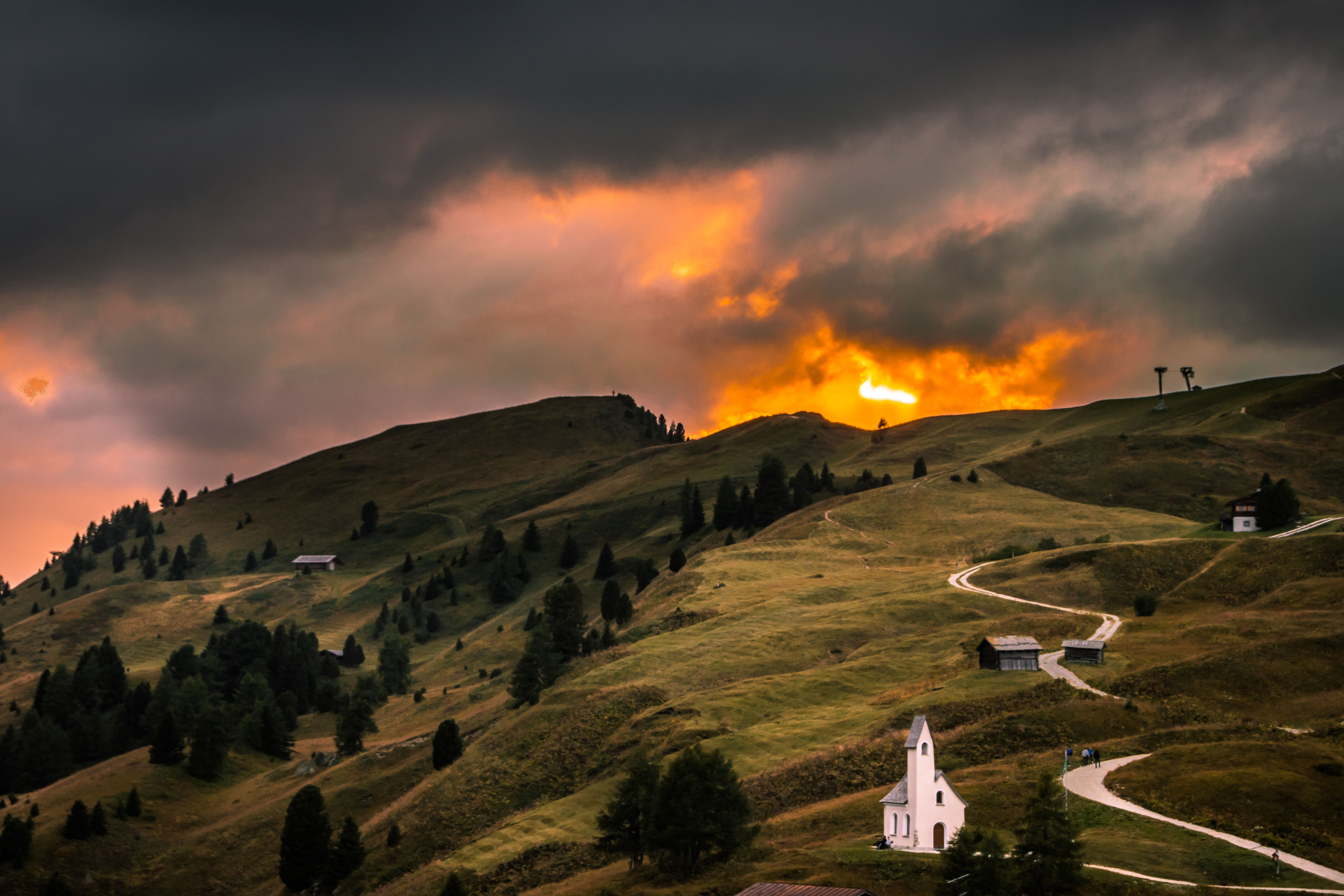 Pôr do sol nas Dolomitas, entre as províncias de Belluno, Bolzano, Trento, Údine e Pordenone • TOMAg/ iStock / Getty Images Plus