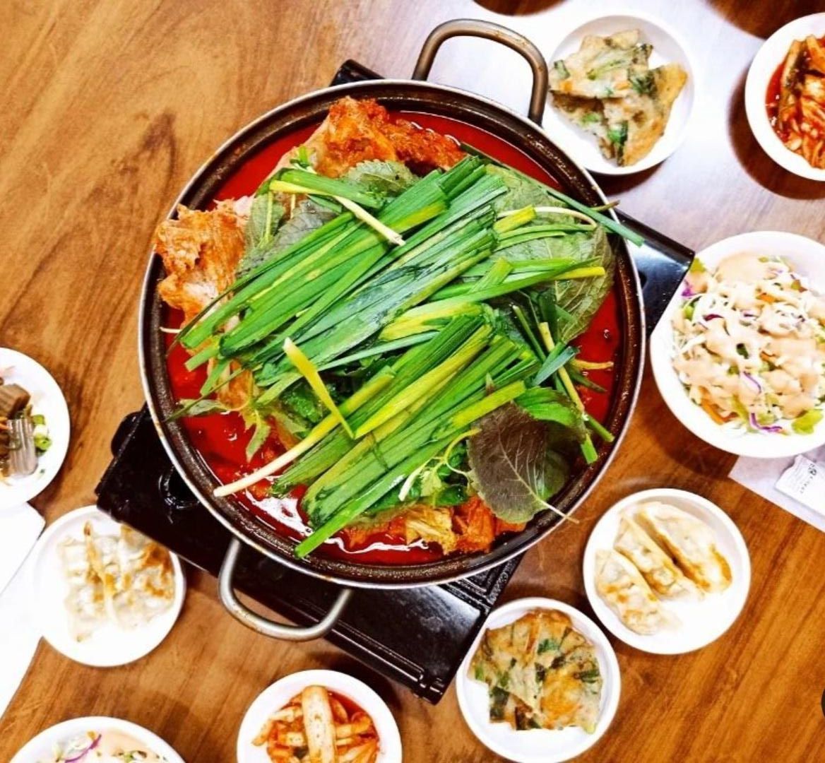 Gamjatang é uma sopa de costela com carne cozida, rabanete, cebola e outros ingredientes. Na foto, ela é servida com outros acompanhamentos no restaurante Umiguan • Divulgação Umiguan