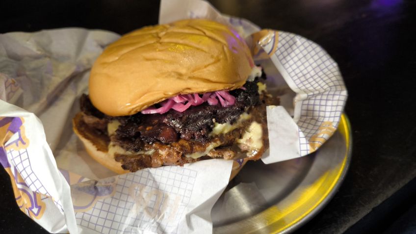 Morci Burguer é um double smash de carne com morcilla smashed • Giuliana Nogueira