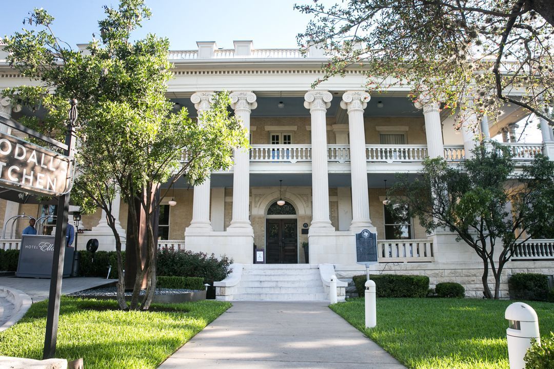 Entrada do Hotel Ella, que ocupa uma mansão histórica no centro da cidade • Divulgação/Visit Austin