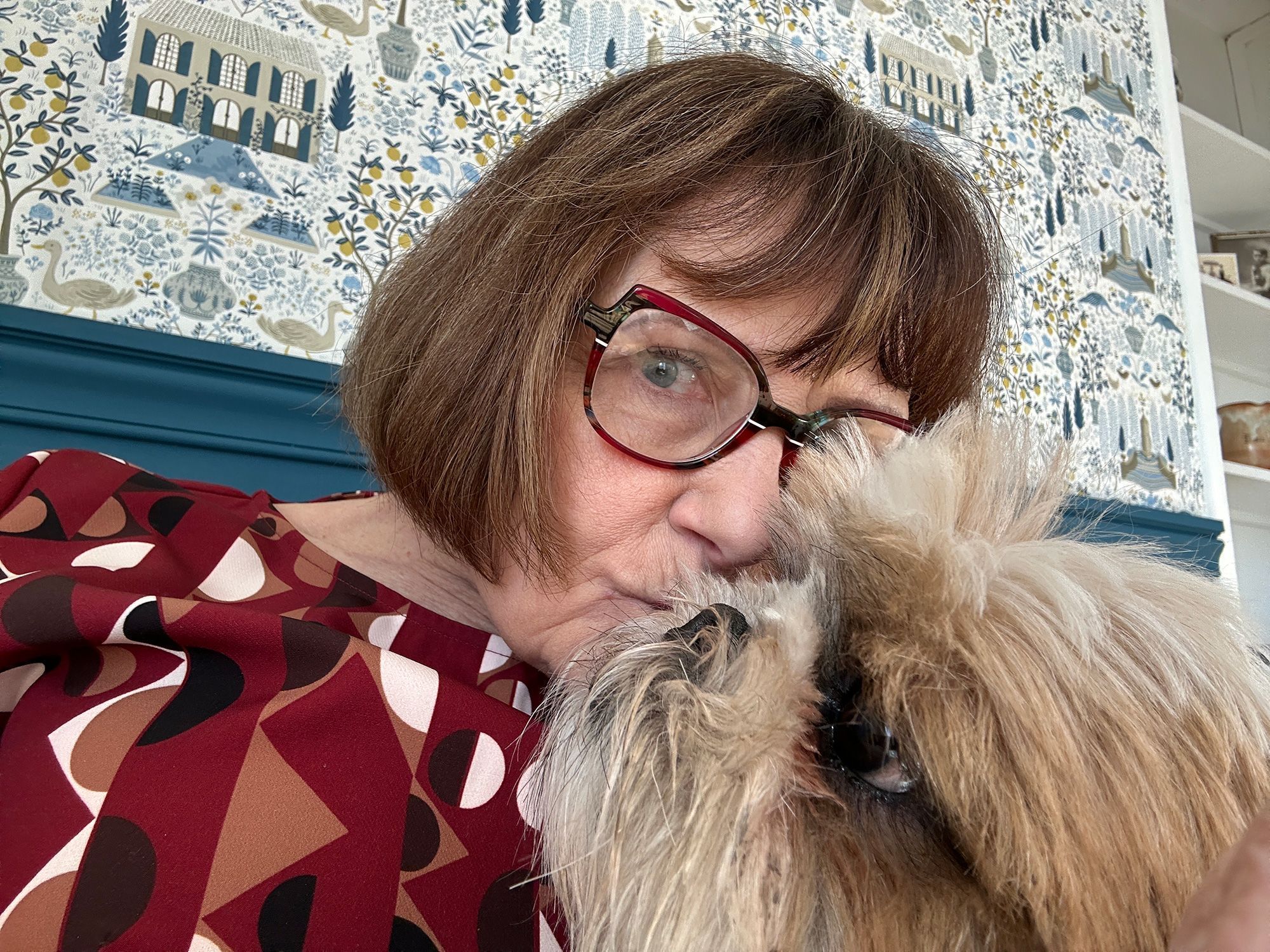 Janice em seu apartamento em Fontainebleau com seu cachorro Max • Arquivo pessoal/Janice Deerwester