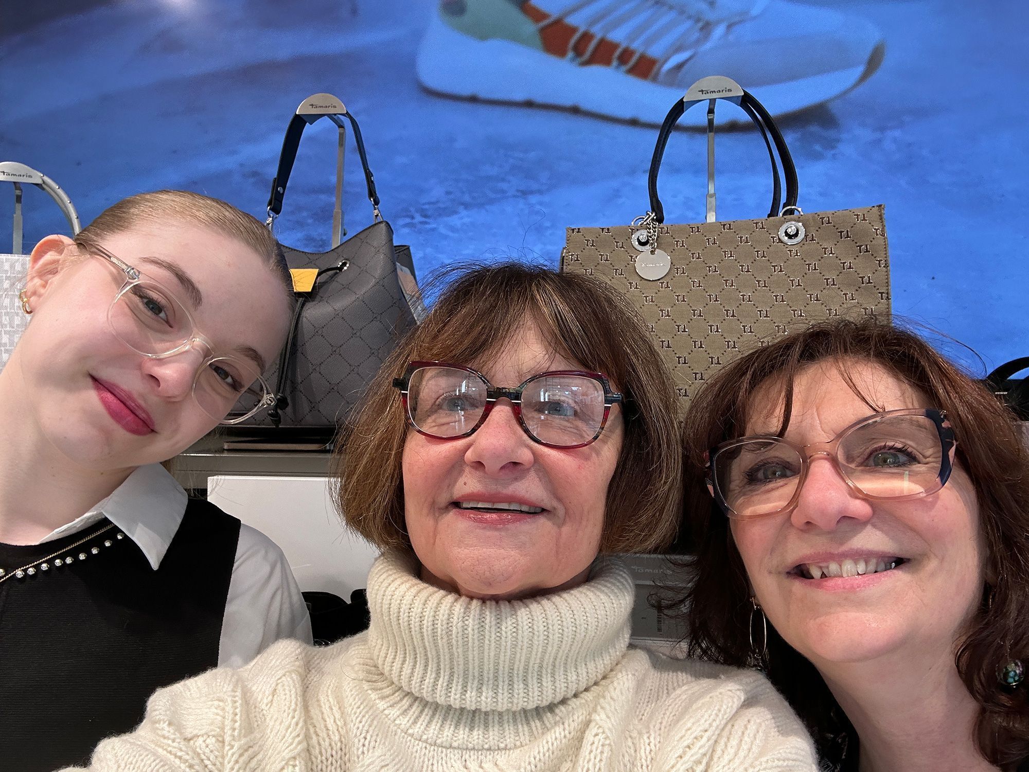 Janice, fotografada com amigos durante uma ida às compras, diz que muitas de suas roupas "foram embora" antes de ela chegar à França • Arquivo pessoal/Janice Deerwester