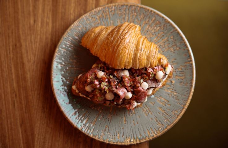 Sanduiche de Rosbife, Aioli e Salsa Criola no croissant • Juliana Primon