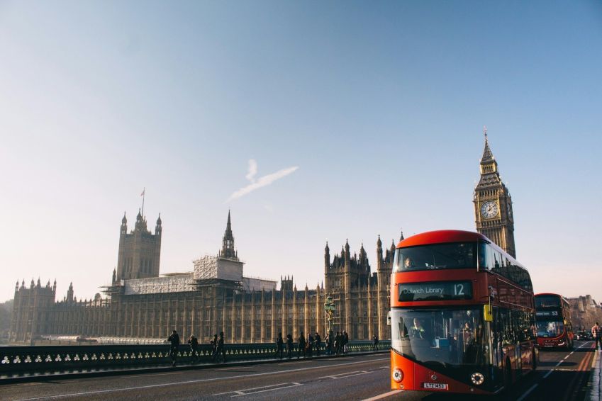Palácio de Westminster e Big Ben estão entre os cartões-postais de Londres, que possui cursos voltados para design e moda • Unsplash