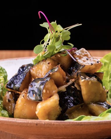 Berinjela no missô do Tatá Sushi • Divulgação