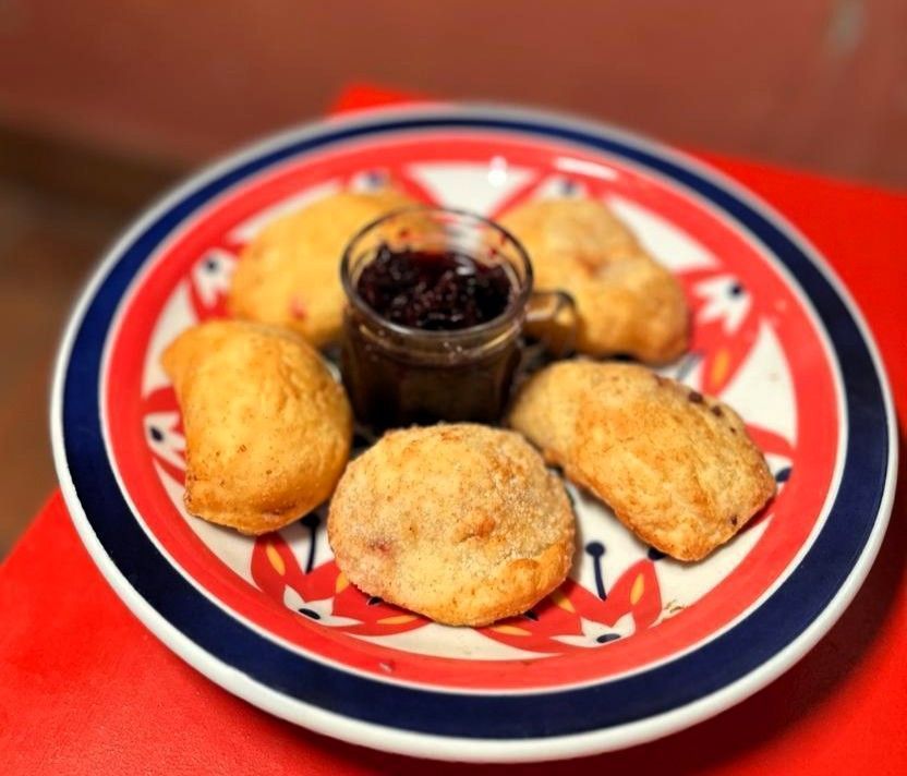 Pastel da roça do bar Sinhá Erozitha é uma das iguarias presentes na feirinha • Divulgação