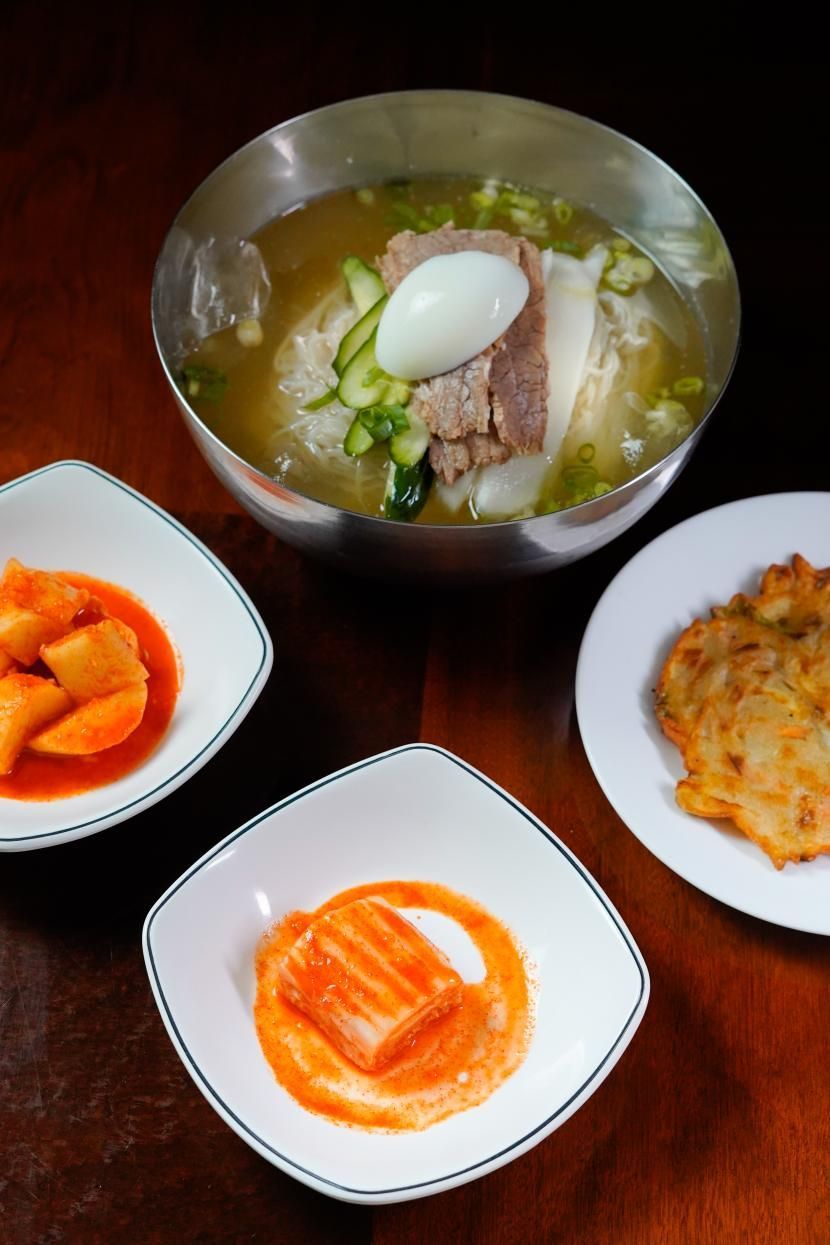Nemmion é feito com caldo bovino frio e pode ser encontrado no restaurante Shim Shim, no Bom Retiro. Na foto, ele é servido com outros acompanhamentos • Divulgação