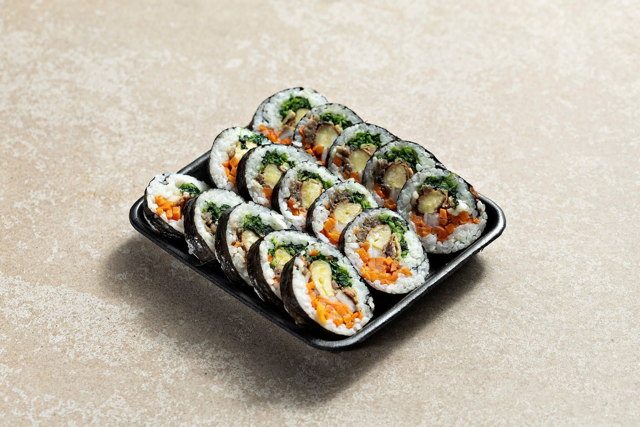 Kimbab, prato coreano feito com carne e vegetais enrolados em alga marinha • Divulgação