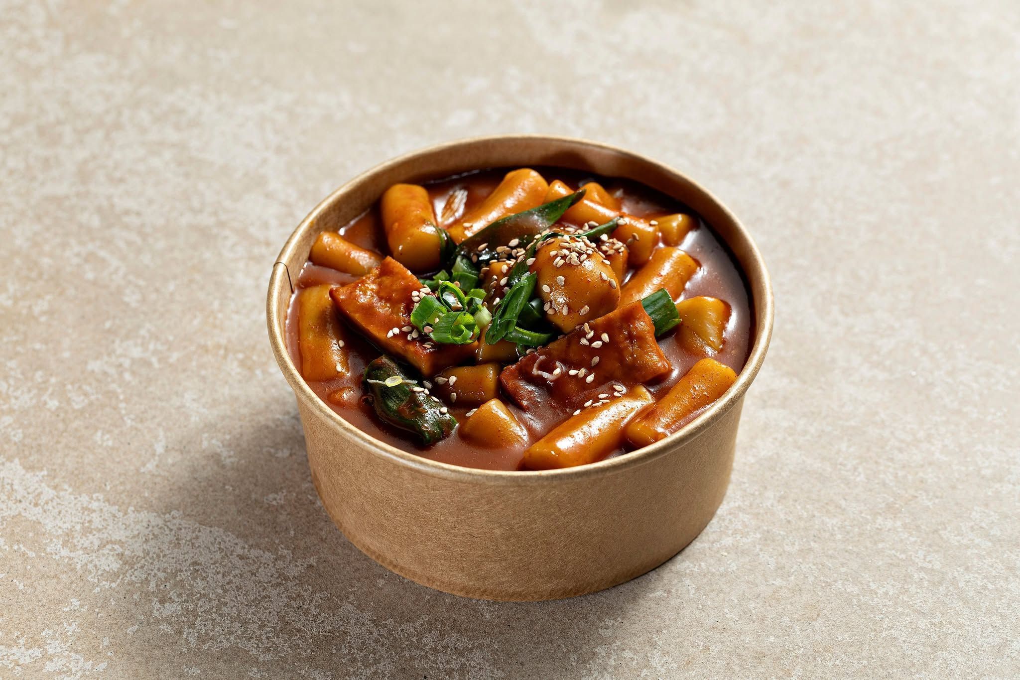 Tokbokki é uma massa de arroz em molho picante, muito tradicional na Coreia • Divulgação