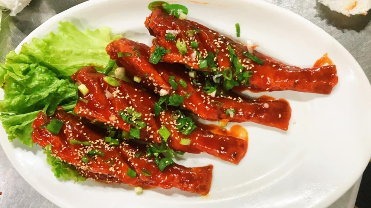 Seok Joung oferece em seu menu o famoso Sesson Yannyon Gui, pescada frita com molho picante • Divulgação