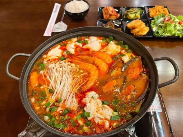 Sundubû-jjigae é feito com tofu e vegetais numa sopa apimentada com frutos do mar ou carne • Divulgação