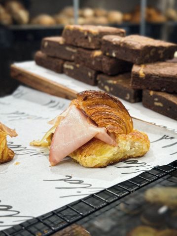 Wild Bakery tem uma deliciosa medialuna recheada com presunto e queijo • Divulgação/Wild Bakery