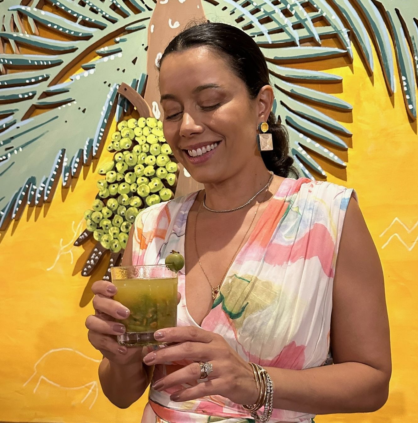 Daniela Filomeno experimenta drinque à base de guavira no Bacuri • CNN Viagem & Gastronomia