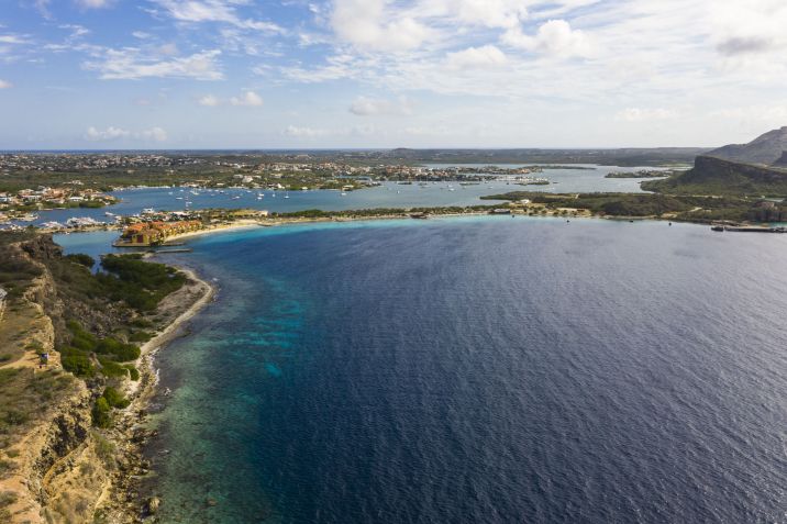 Vista aérea da Baía de Caracas • Aerial over Curacao /Caribbean /Netherland Antilles/ iStock / Getty Images Plus