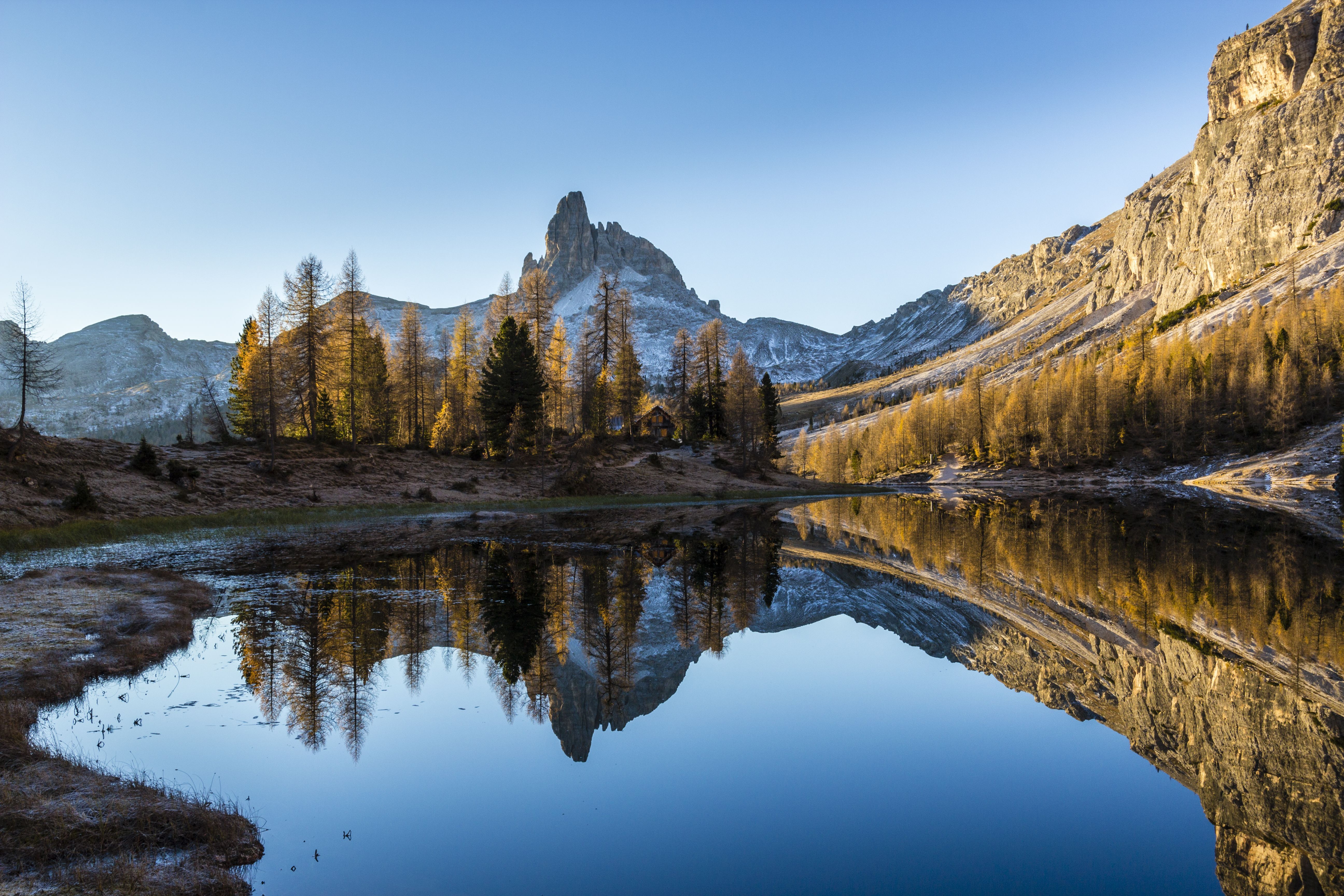 Reflexo do Becco di Mezzodì no lago Federa durante o outono • Manfred Bortoli/Getty Images