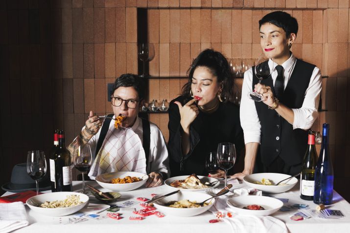 Daniela Bravin e Cassia Campos, do Sede261, recebem Bia Limoni, do Pasta Shihoma • Divulgação