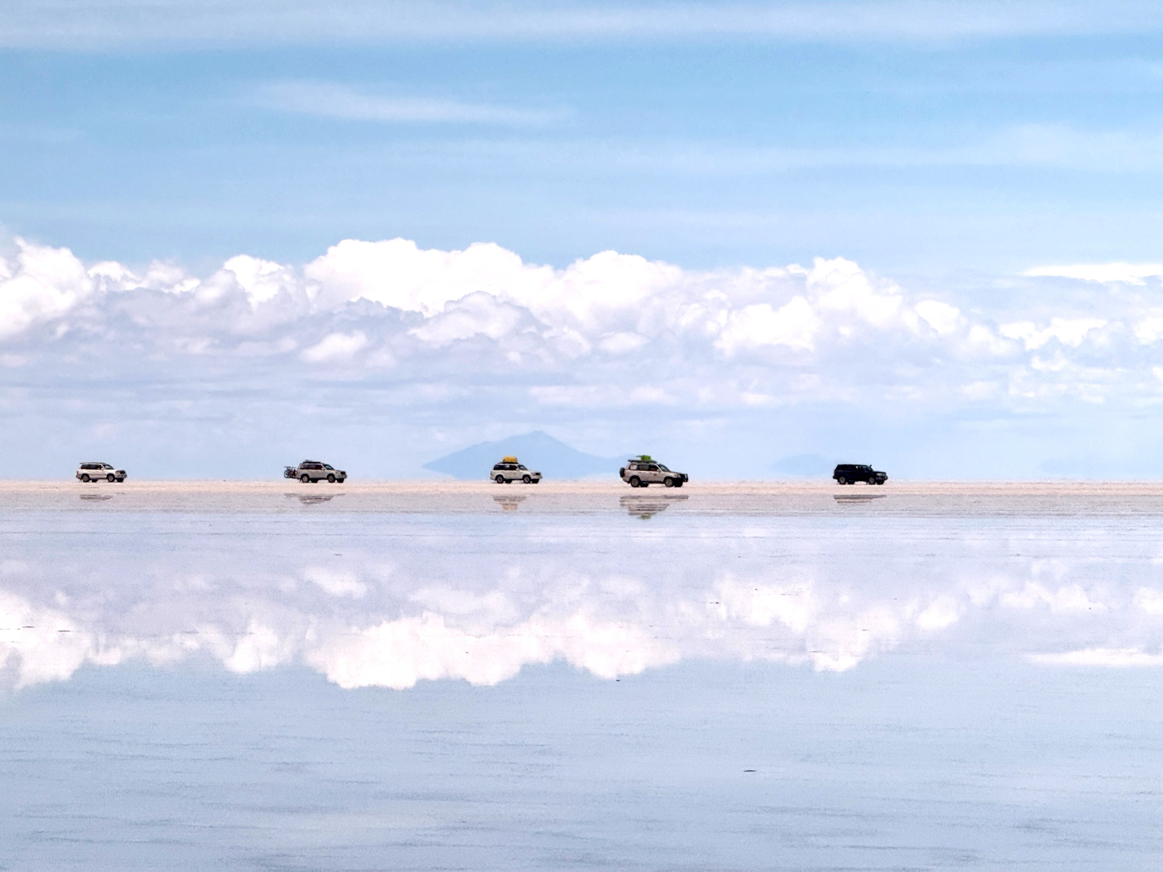 Carros cruzam o Salar de Uyuni, na Bolívia