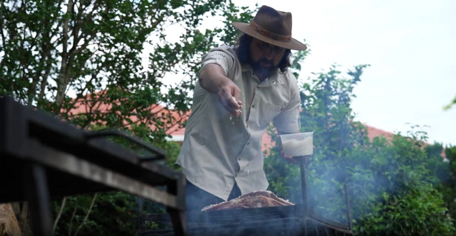 Chef Enio Valli prepara um costelão de angus no fogo de chão • CNN Viagem & Gastronomia