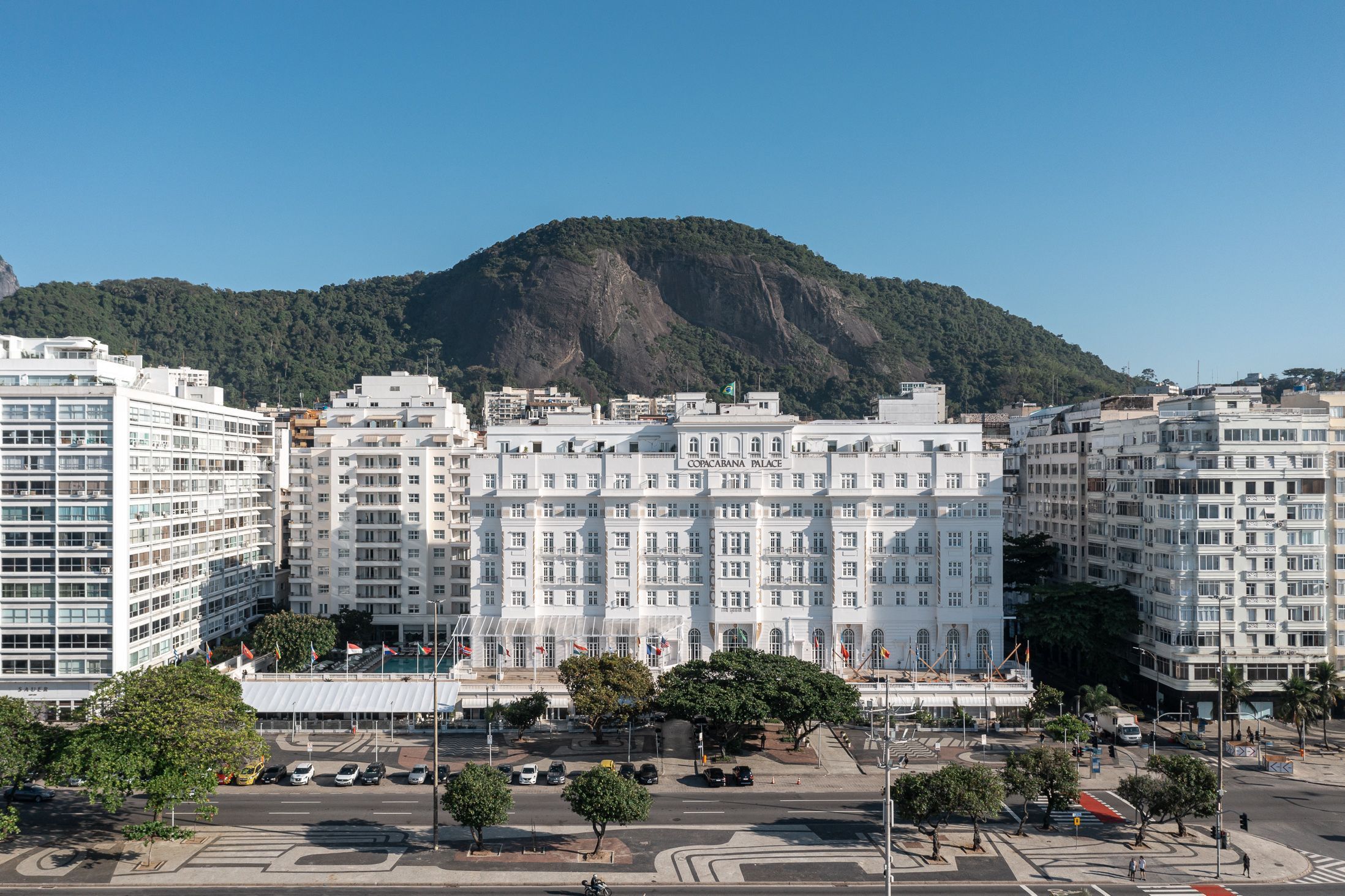 Vista aérea da fachada e do prédio anexo do Copacana Palace