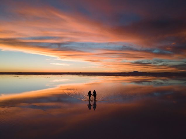 Fina camada d'água se acumula no Salar de Uyuni no período chuvoso, a melhor época para conferir o fenômeno do reflexo do céu • Divulgação