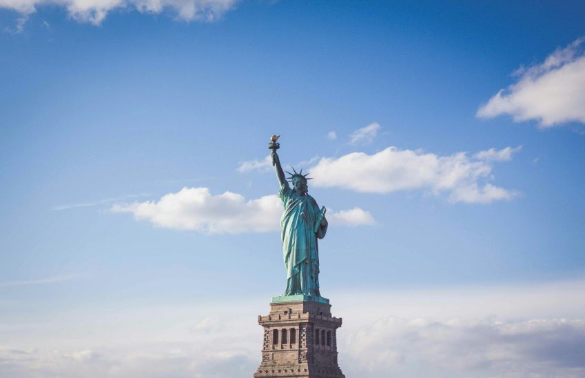 Estátua da Liberdade é um dos símbolos dos EUA; Nova York tem curso de inglês combinado com dança, moda, e cinema • Ferdinand Stöhr/Unsplash