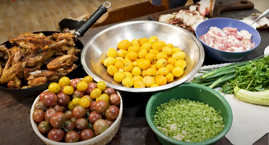 Frango caipira é um dos pratos emblemáticos de Goiás, preparado pelo chef Ian Baiocchi junto de arroz de pequi • CNN Viagem & Gastronomia