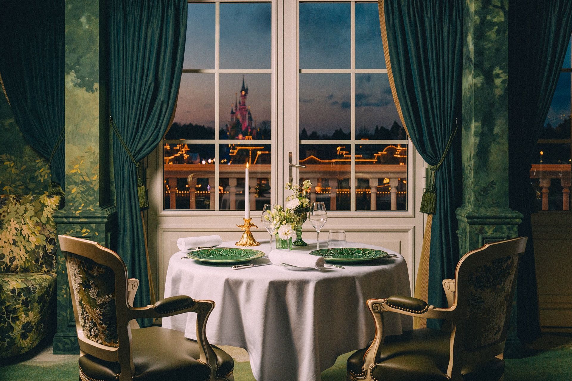 Mesa e vista do restaurante La Forêt Secrète na Disneyland Paris