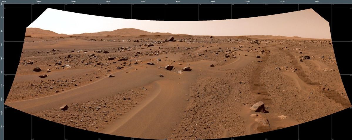 Esta foto de uma vista marciana na Cratera Jezero, composta por imagens menores individuais, foi tirada pelo rover Perseverance da NASA em 2021 • NASA/JPL-Caltech