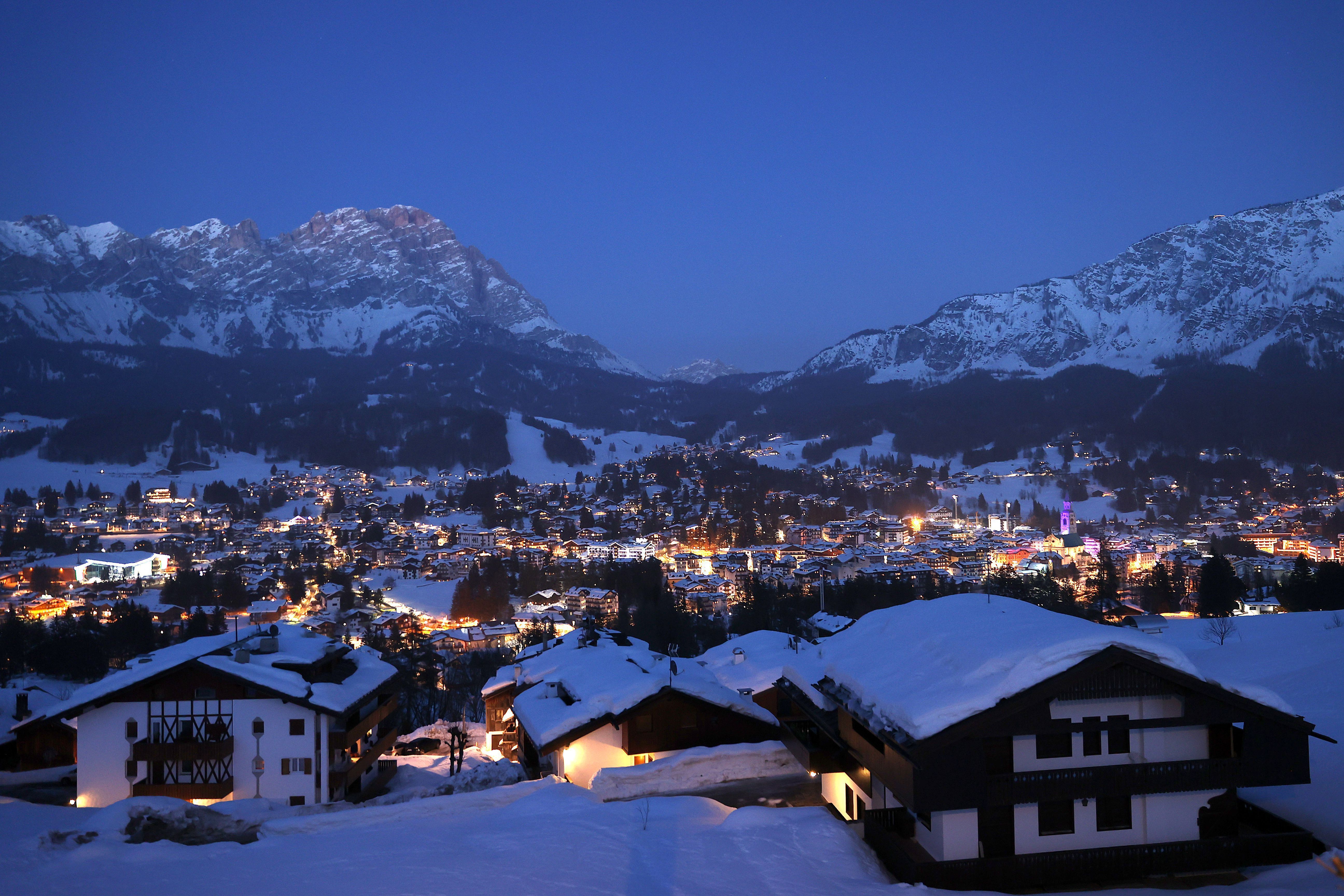 Vista da cidade de Cortina d'Ampezzo com a montanha Monte Faloria • Alexander Hassenstein/Getty Images