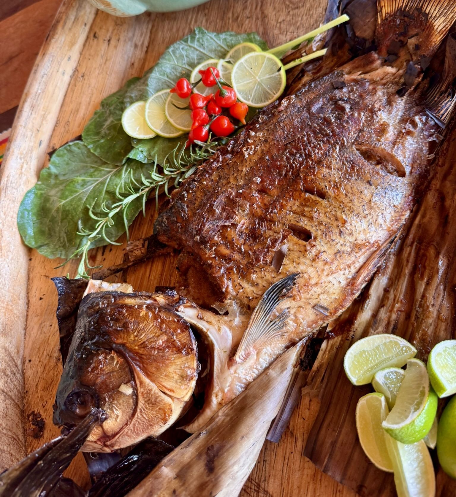 Pacu assado na folha de bananeira da chef Magda Moraes foi servido com arroz de guariroba e pirão • CNN Viagem & Gastronomia