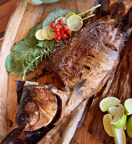 Pacu assado na folha de bananeira da chef Magda Moraes foi servido com arroz de guariroba e pirão • CNN Viagem & Gastronomia