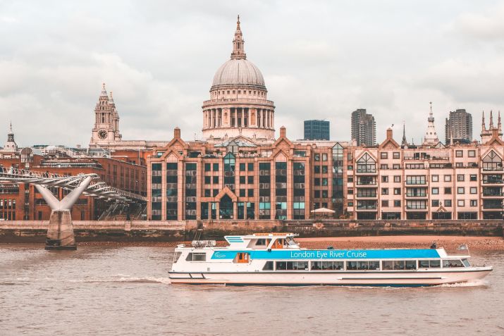 Passeio de barco pelo Rio Tâmisa é opção de passeio • Luca Vavassori/Unsplash