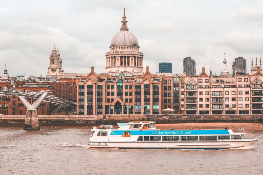 Passeio de barco pelo Rio Tâmisa é opção de passeio • Luca Vavassori/Unsplash