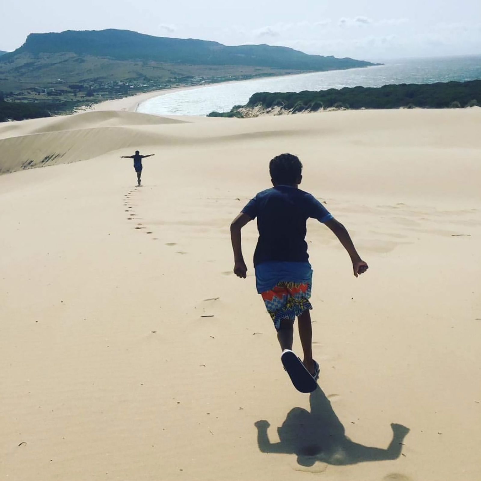 Alex, marido de Maria, fotografado na praia com o filho no sul da Espanha, faleceu em 2018 • Maria Robertson-Justiniano via CNN Newsource
