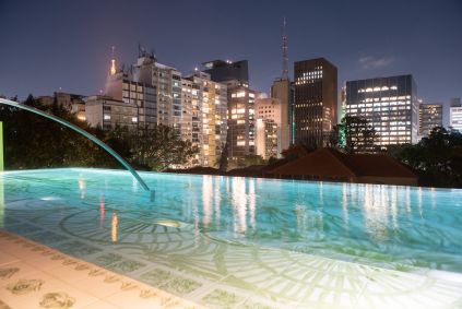 Piscina do Bela Vista Bar, rooftop no Rosewood São Paulo