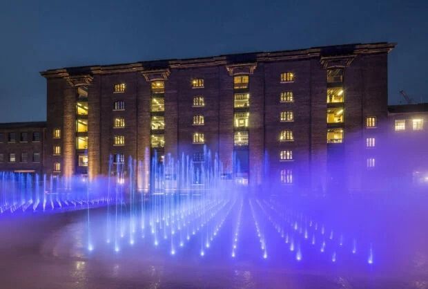 Fontes refrescam as crianças no verão e local ainda tem show de luzes ao entardecer • Divulgação/Granary Square fountains