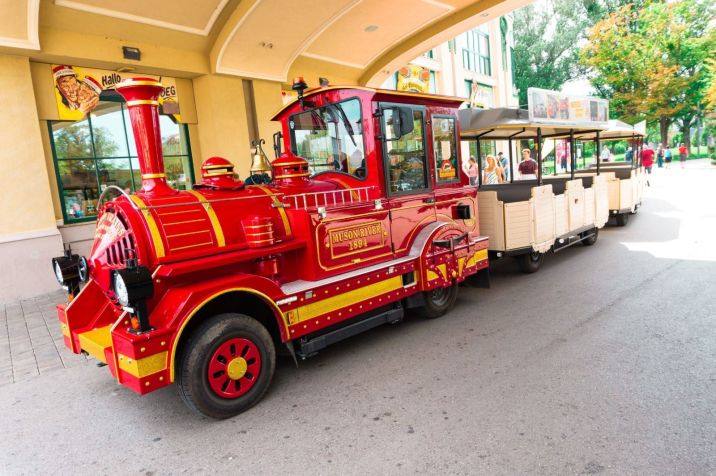 Praterzug é um trem turístico no parque de diversões Wurstelprater • Divulgação/Liliswelt