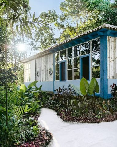 Casa Azul do Uxua Maré foi construída na divisa da Bahia com MG, sendo reconstruída um século depois nos arredores de Trancoso • Reprodução/Instagram