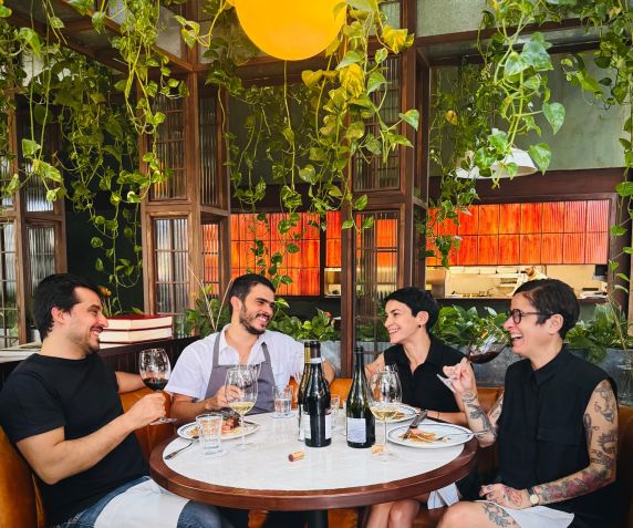 Votre celebra 3 anos de sucesso com menu especial harmonizado pelas premiadas sommelières Cassia Campos e Daniela Bravin • Divulgação