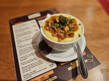 Polenta cremosa com ragu de linguiça de pernil do Bar da Frente