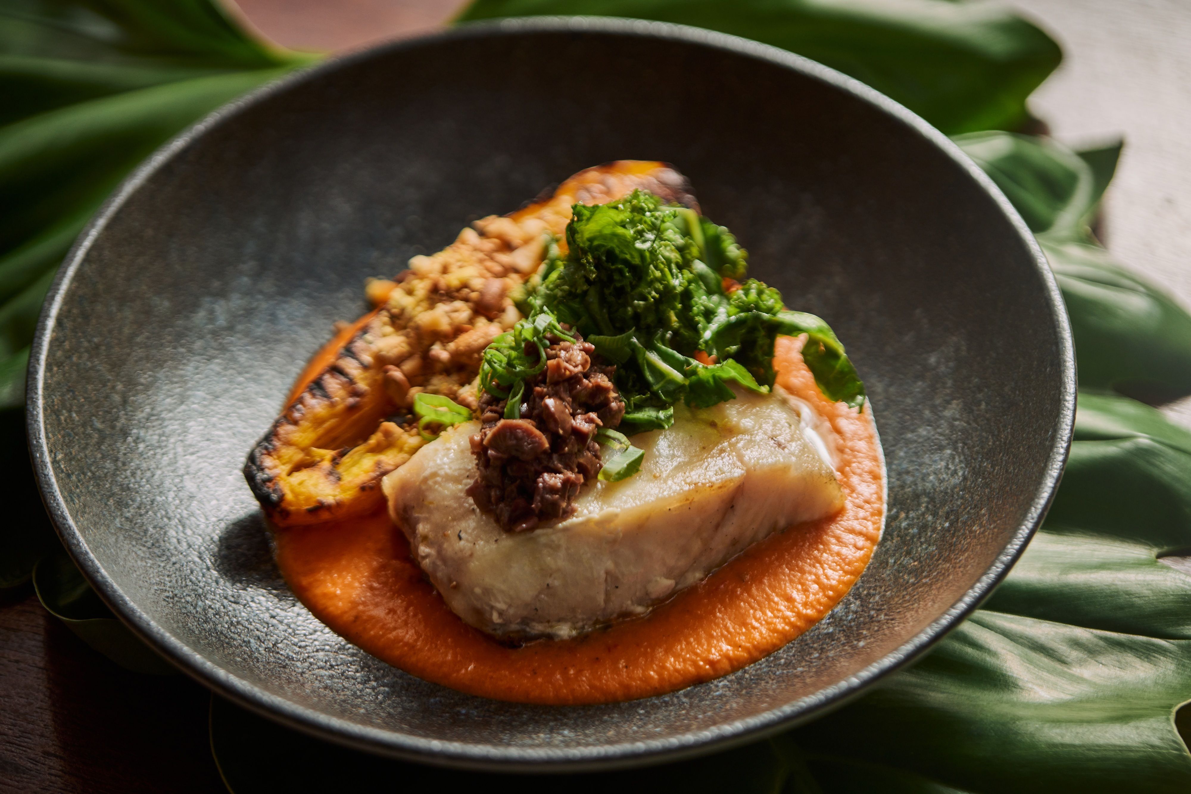 Bacalhau na brasa com mandioquinha grelhada é a aposta do chef Filipe Leite para o almoço de Páscoa no Selvagem • Rodolfo Regini